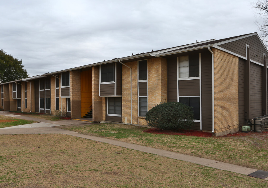 Las Lomas Apartments in Arlington, TX